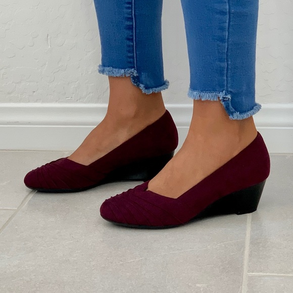 NIB Bordeaux Pleated Top Kitten Heel Wedge Pump - Picture 2 of 8